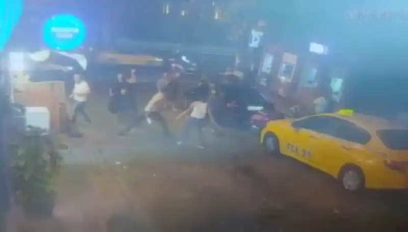 Beyoğlu'nda Sokak Kavgasında Kan Aktı: Olayın Detayları Neler?