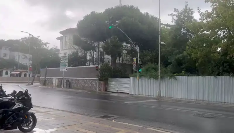 İstanbul'da Nisan Yağmurları: Sağanaklar Şehri Serinletiyor