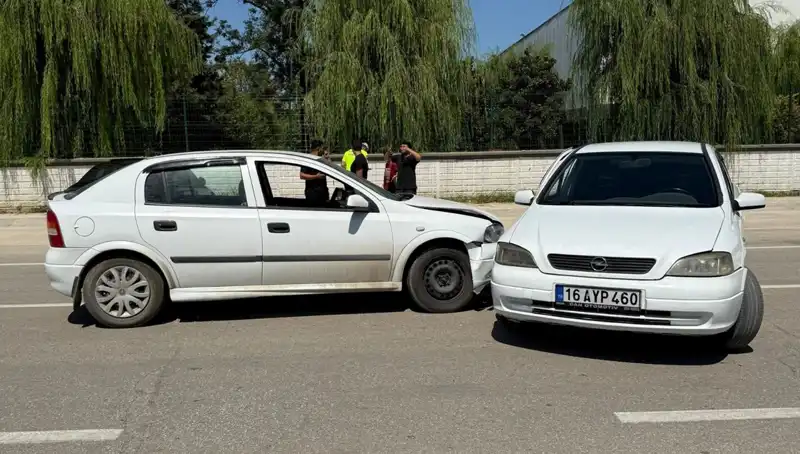 İki Otomobil Çarpıştı: Korku Dolu Anlar ve Yaralılar