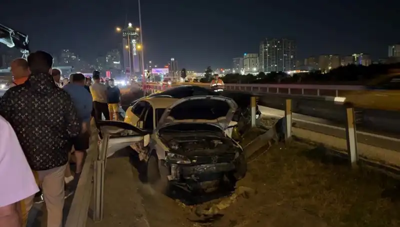 Yolda Şok Olay! İki Araç Yol Ayrımında Boşluğa Düşerek Kaza Yaptı