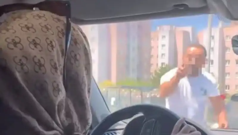 Trafikte Dehşet Anları: Önünü Kesen Araç Sürücüsü Yok Böyle Bir İntikam!