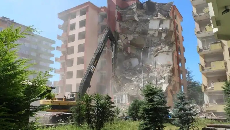 Deprem Yerine Dalgalar: İki Bina Yıkılıyor, Neler Oluyor?