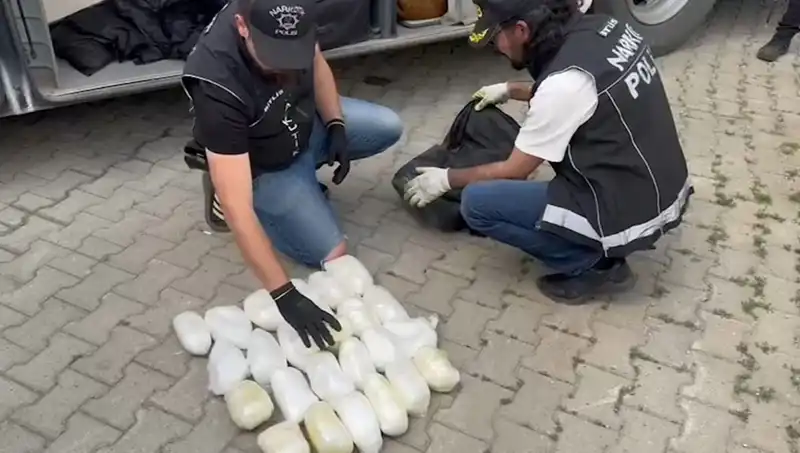 Yolcunun Valizinden 13 Kilo Metamfetamin Çıktı: Uyuşturucu Ticareti ile Mücadele Devam Ediyor