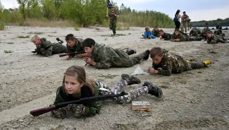 8 Yaşındaki Çocuklar Rusya'da Askeri Kampta Eğitim Alıyor: Şok Edici Detaylar