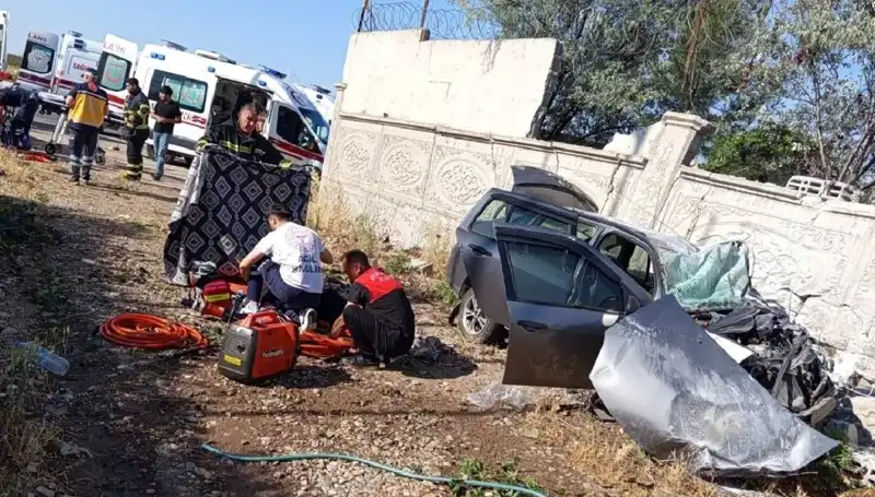 Lastiği Patlayan Araç İstinat Duvarına Çarptı: 1 Ölüm, 6 Yaralı