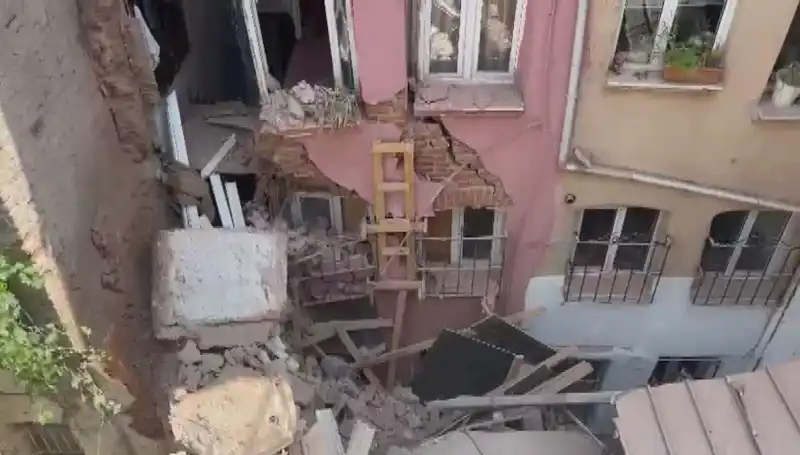 İstanbul’da Üç Katlı Binanın Balkonu Çöktü: Olayın Sebepleri ve Sonuçları