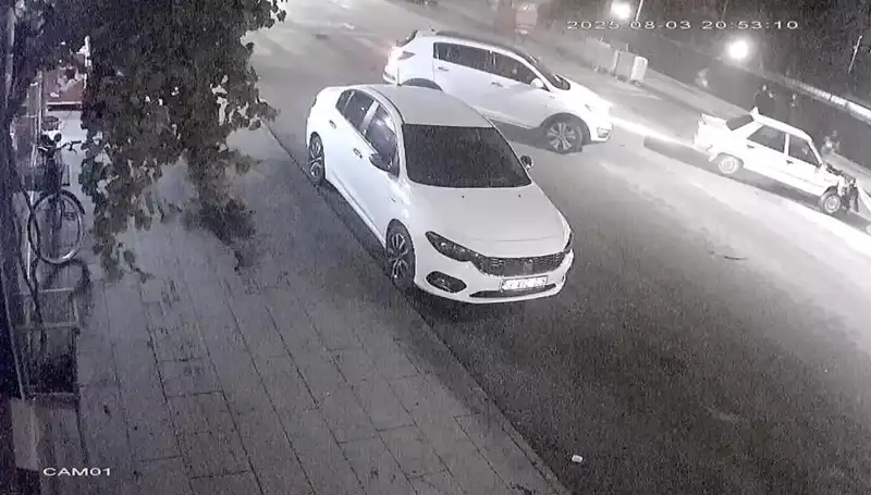 Yaya Geçidinde İnanılmaz Kaza: Arkadan Çarpan Araçlar Olay Yerinde Şok Yarattı