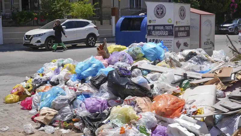 İzmir'de Çöp Yığınları: Kentin Temizliği Tehdit Altında mı?
