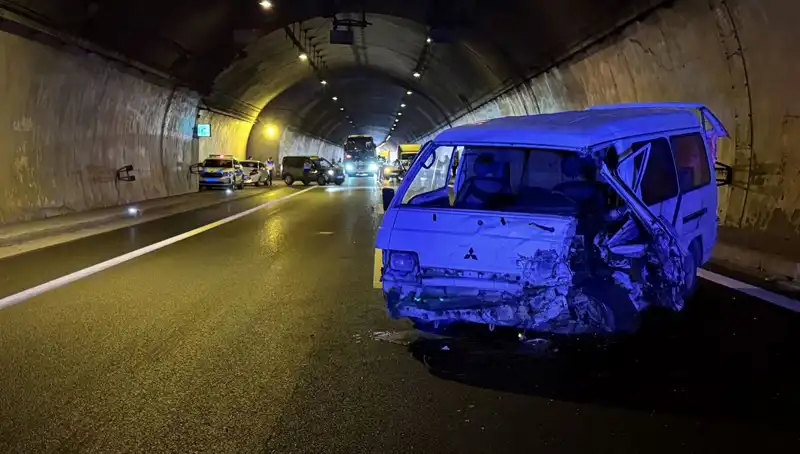 Tem Otoyolu'nda Zincirleme Kaza: Birçok Yaralı ve Trafik Kaosu