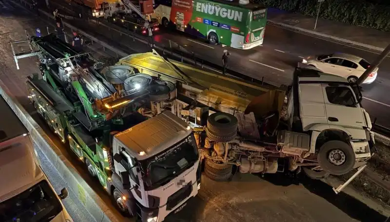 Moloz Yüklü Hafriyat Kamyonu Devrildi: Olayın Ardındaki Gizem Ne?