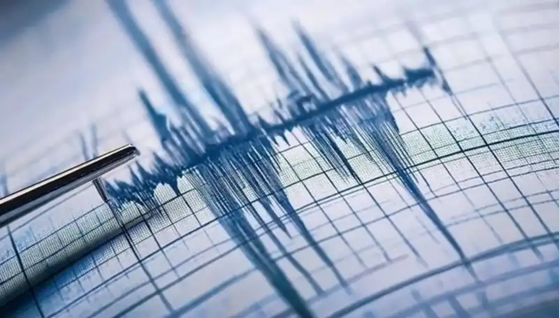 İran'daki Şiddetli Deprem: 5.7 Büyüklüğünde Sarsıntı Korkuttu