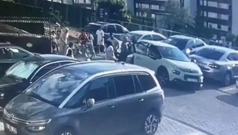 Önce Şok! Eşi ve Aile Üyelerini Araba ile Ezdi