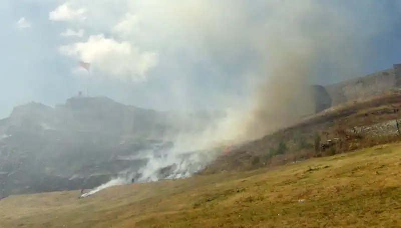 Kars Kalesi Eteklerinde Büyüyen Anız Yangını Halkı Tedirgin Etti