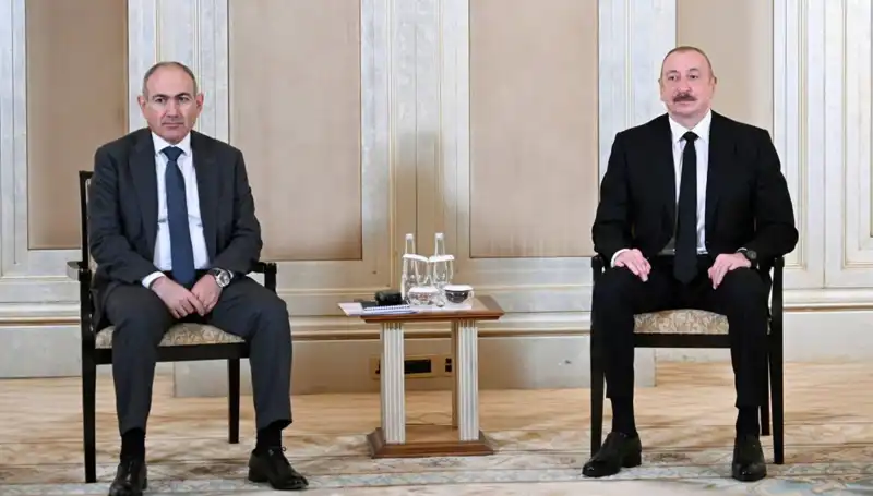 Aliyev ve Paşinyan, Abu Dabi'de Barış Sürecini Güçlendirmek İçin Görüştü