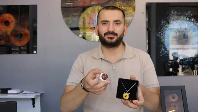 Çektiği İris Fotoğraflarını Sanata Dönüştürüyor: Yeni Trend Takılar ve Tablolar