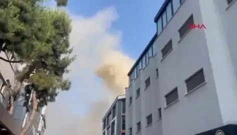 İstanbul'daki İş Merkezinde Yangın: Ekipler Seferber Oldu!