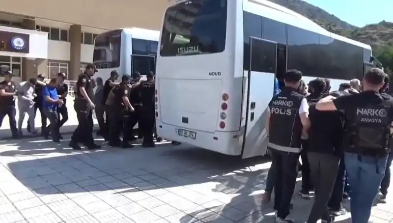Amasya'da Uyuşturucu Operasyonunda Şok Tutuklamalar: 13 Kişi Gözaltına Alındı