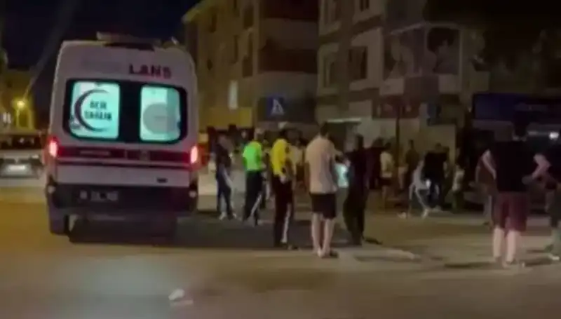 Alkol Etkisiyle Zihin Bulandıran Sürücü, Tartıştığı Yayaları Kamyonetle Ezdi
