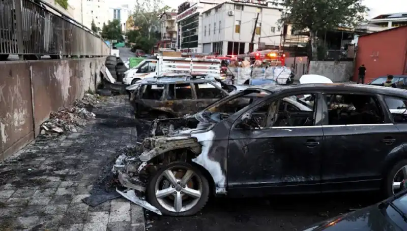 Sanayi Sitesinde Yangın Paniği: Tamir Bekleyen Araçlar Küller İçinde Kaldı