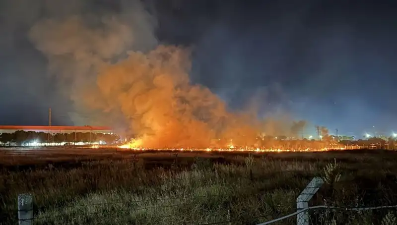 İzmir'de Gece Yarısı Yangın: Panik İçindeki Vatandaşlar Sokaklara Döküldü
