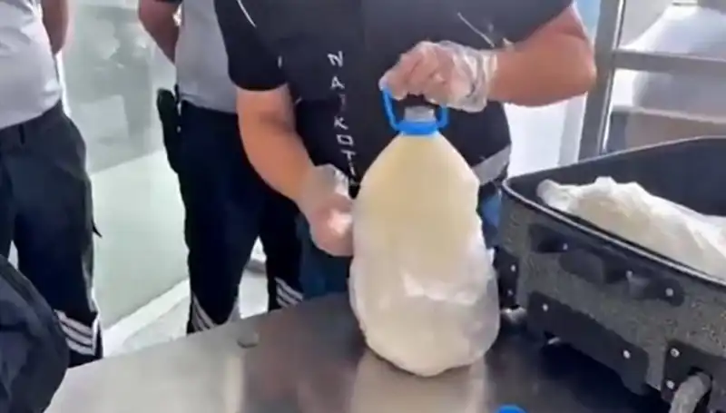 Havalimanında Süt Şişesi İçinde Sıra Dışı 12 Kilo 800 Gram Uyuşturucu Ele Geçirildi