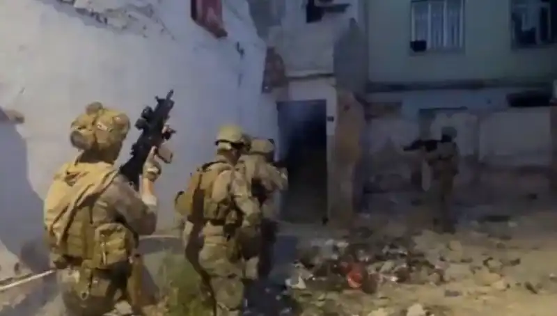 Türkiye'de Dev Uyuşturucu Operasyonu: 2.311 Şüpheli Yakalandı!