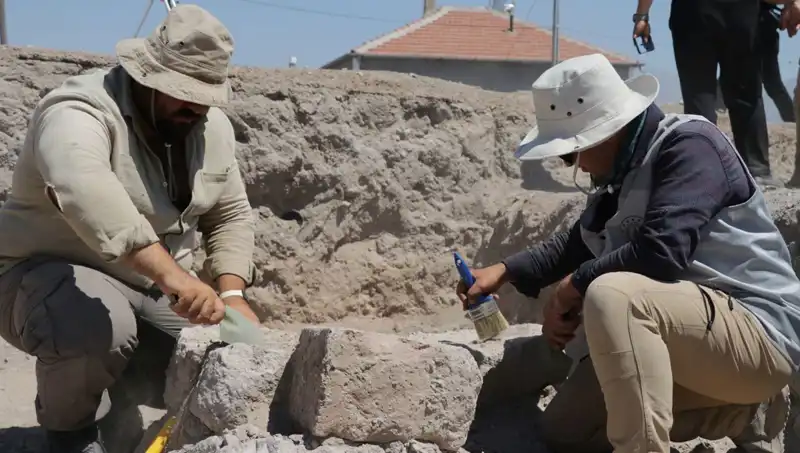 İç Anadolu'da Yeni Mozaik Buluntuları Heyecan Yarattı: Kazılar Devam Ediyor!