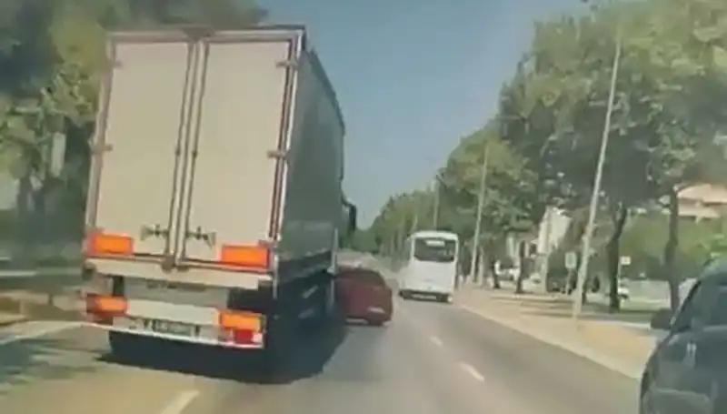 Bursa’da Kör Nokta Kazasında Sarsıcı Trafik Kazası: 1 Ölü, 2 Yaralı